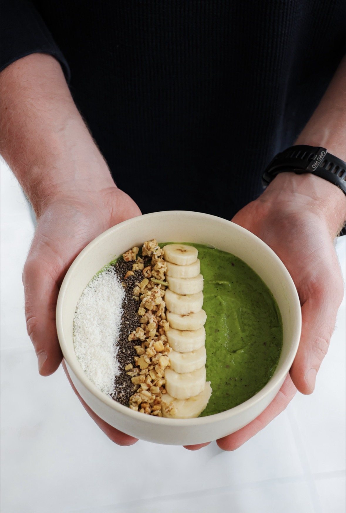 Groene MOJO bowl met banaan, granola, chia en kokos